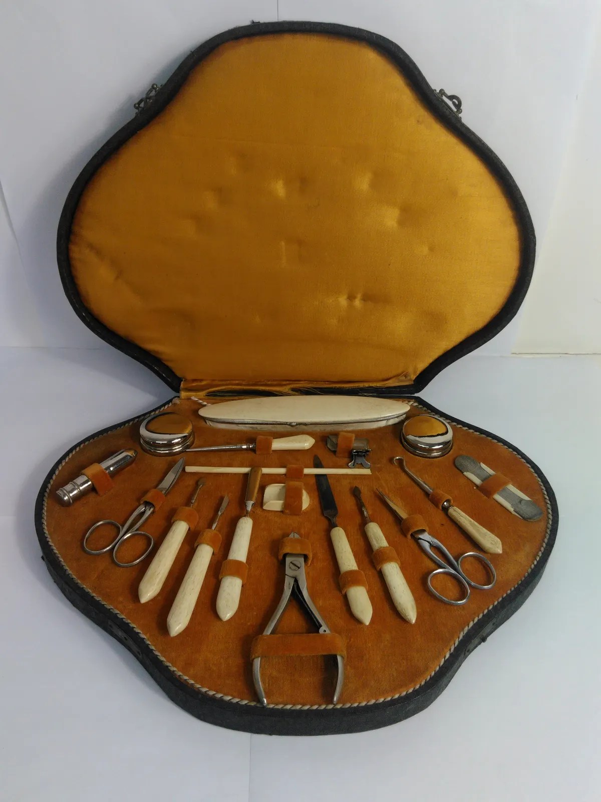 ANTIQUE OLD ART DECO ERA BONE/BAKELITE PILL BOX VANITY NAIL CUT SET BOXED