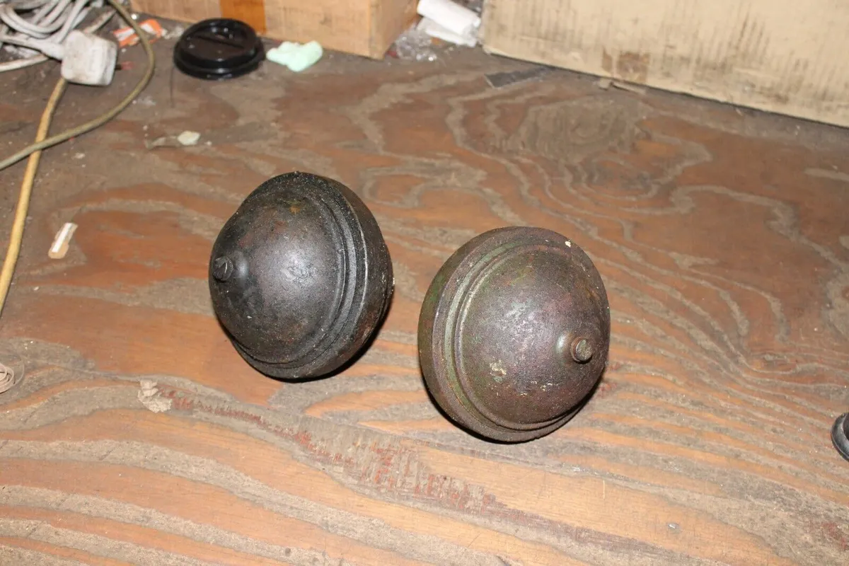 Citroen DS pair of rear suspension spheres for refurb