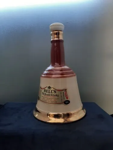VINTAGE BELLS OLD SCOTCH WHISKY BOTTLE IN SUPERB CONDITION. WADE 25CM TALL.