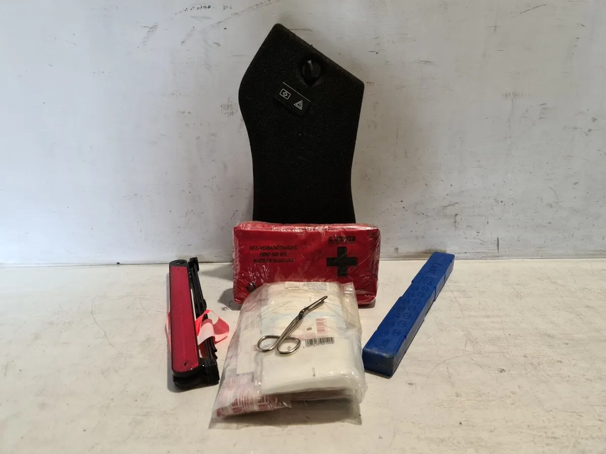 BMW 1-Series Warning Triangle W/ First Aid Kit Set 2006 E87 OEM 8163269