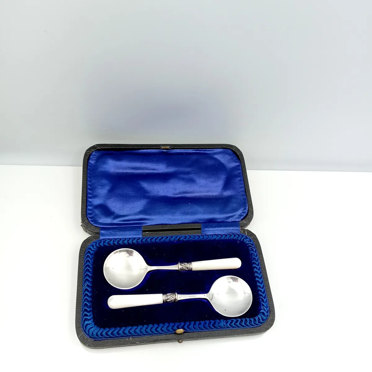 Sterling Silver Mother of Pearl Handles Spoons Cased Cooper Bros 1910