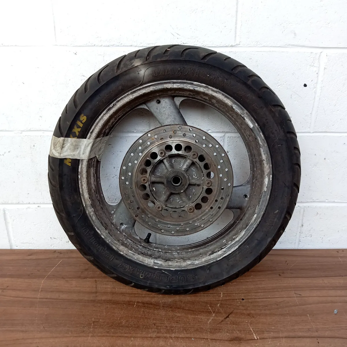 Yamaha XJ900 Diversion Motorcycle Rear Wheel 17xMT4.00 Brake Disc & Tyre