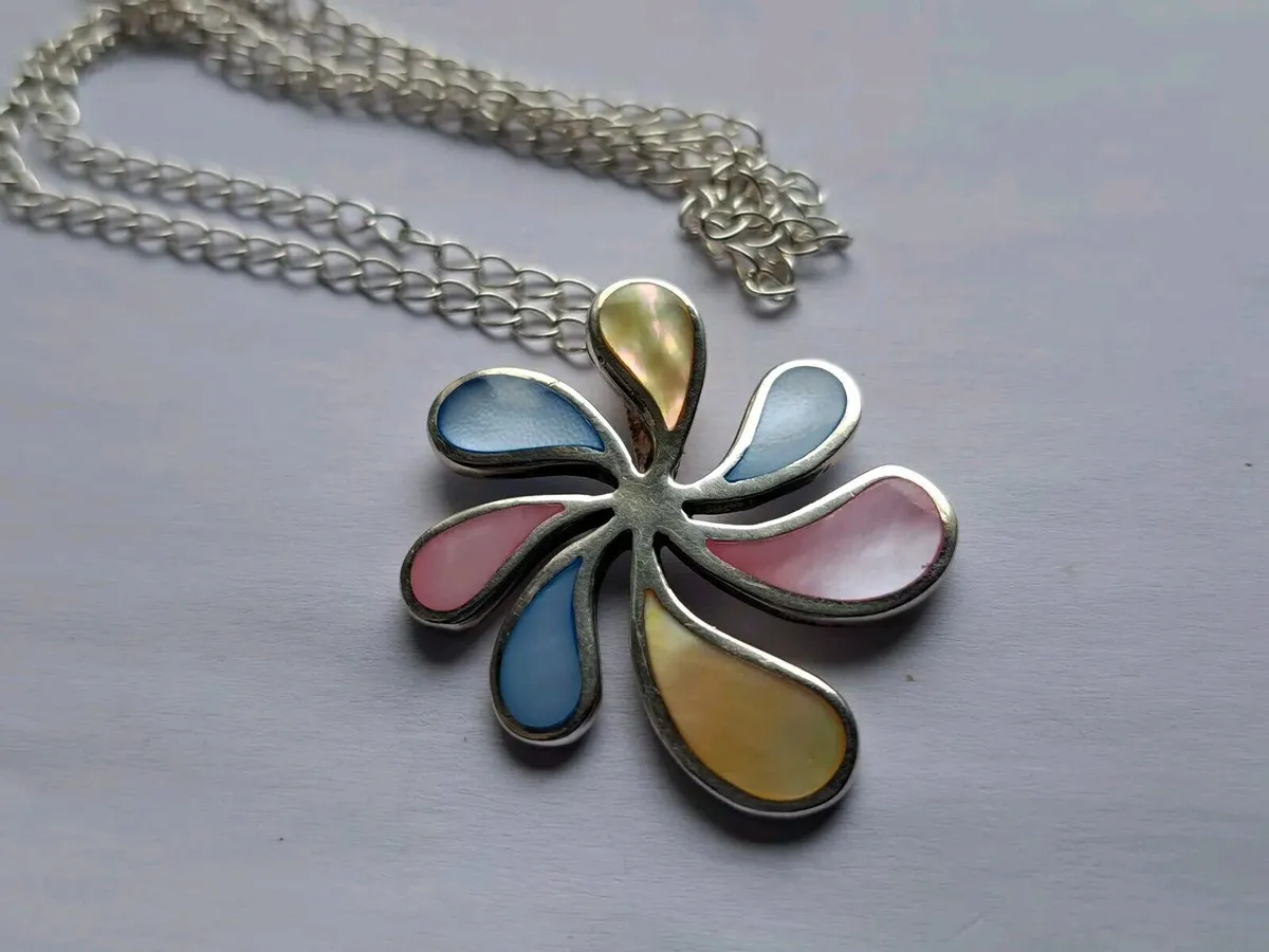 TGGC Large Pastel Mother Of Pearl Sterling Silver Flower Pendant/Chain Preowned