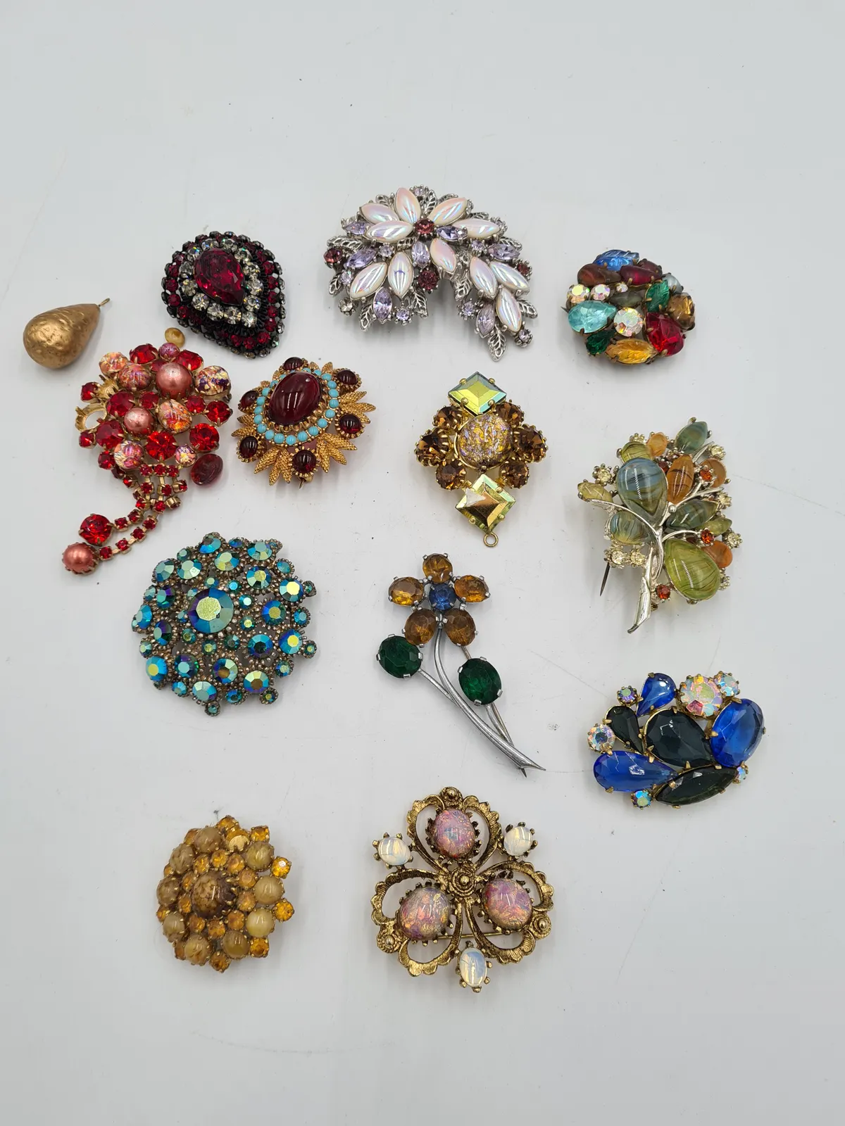 True Vintage Brooches Sphinx Exquisite Lynch Art Glass Foiled Glass  x 12