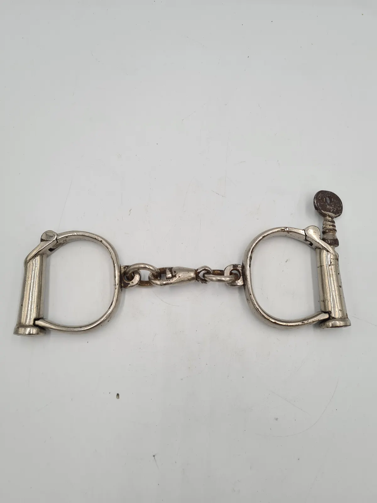 ANTIQUE VINTAGE HIATT POLICE / PRISON SERVICE HANDCUFFS WITH KEY (WORKING)