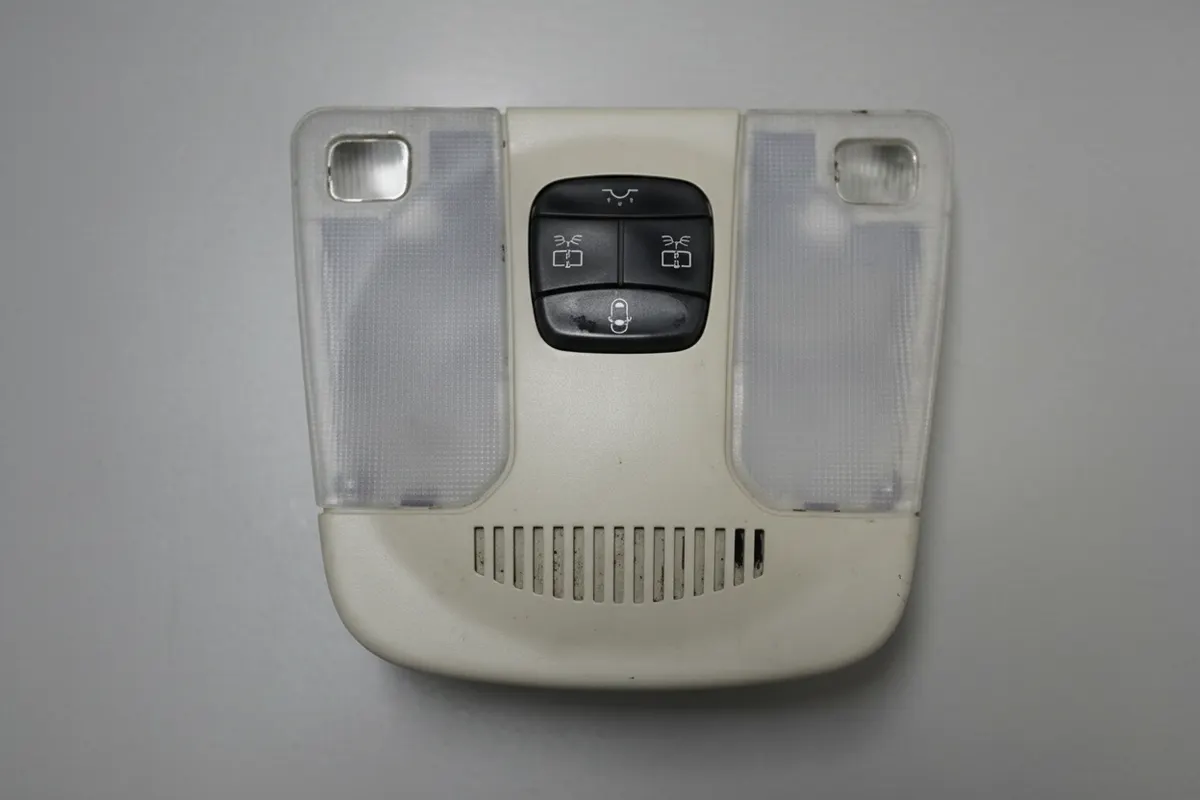 MERCEDES W208 CLK ROOF READING LIGHT Overhead Interior Lamp A2088202101 Used