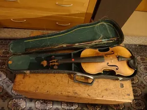 Old 4/4 violin in hard alligator skin case with bow and shoulder rest (1998 4w)