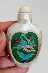 Fine antique Chinese mother of pearl inlay and cloisonné snuff bottle