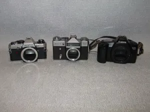 Olympus OM10 , Zenit-E Moskva 80 , Canon Eos 1000 35mm SLR Film Camera - Joblot