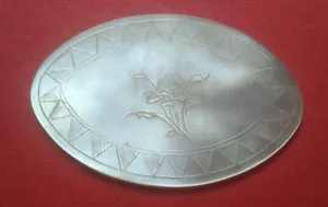 Mother of Pearl Oval-shaped Floral Gaming Token